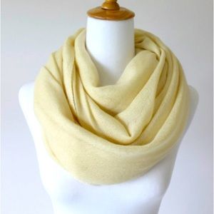Pashmina Cashmere & Silk Scarf. Light yellow. Handmade in Italy.